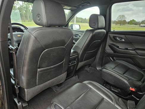 Used 2022 Chevrolet Traverse LT image 30