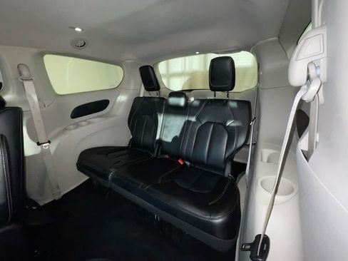 Used 2023 Chrysler Pacifica Touring-L FWD image 22