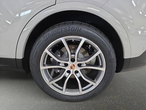 Certified 2026 Porsche Cayenne AWD/4WD image 32