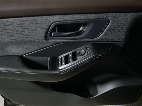 Used 2022 Nissan Rogue S AWD/4WD image 19