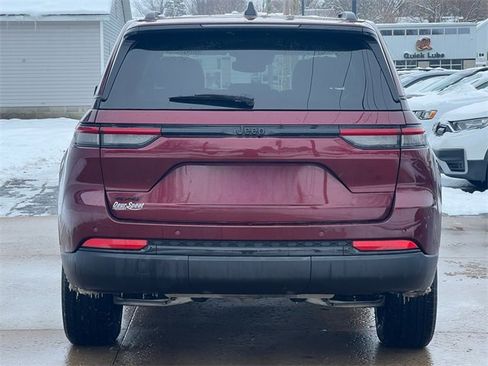 Used 2024 Jeep Grand Cherokee Altitude image 45