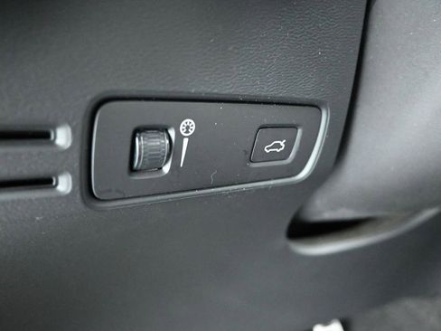 Used 2019 Volvo XC40 T5 R-Design image 23