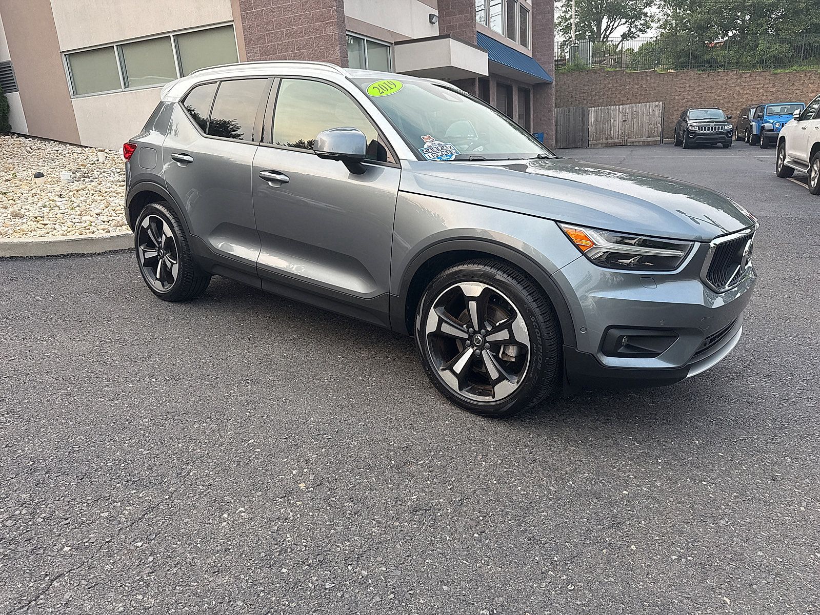 Used 2019 Volvo XC40 T5 Momentum AWD/4WD image 2