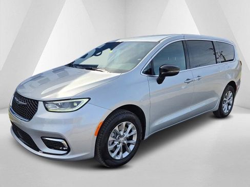 New 2026 Chrysler Pacifica Select AWD/4WD image 3