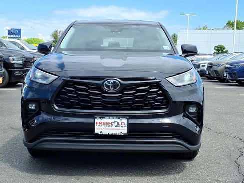 Used 2021 Toyota Highlander LE AWD/4WD image 2