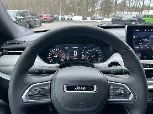 Used 2025 Jeep Compass Limited image 19