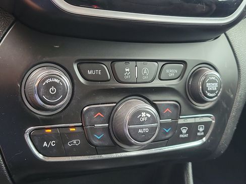 Used 2021 Jeep Cherokee Limited FWD image 24