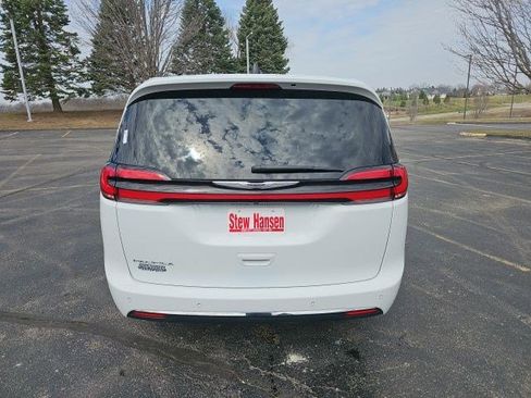 Used 2024 Chrysler Pacifica Touring-L FWD image 5