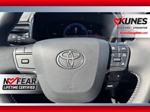 Used 2025 Toyota Camry SE FWD image 18