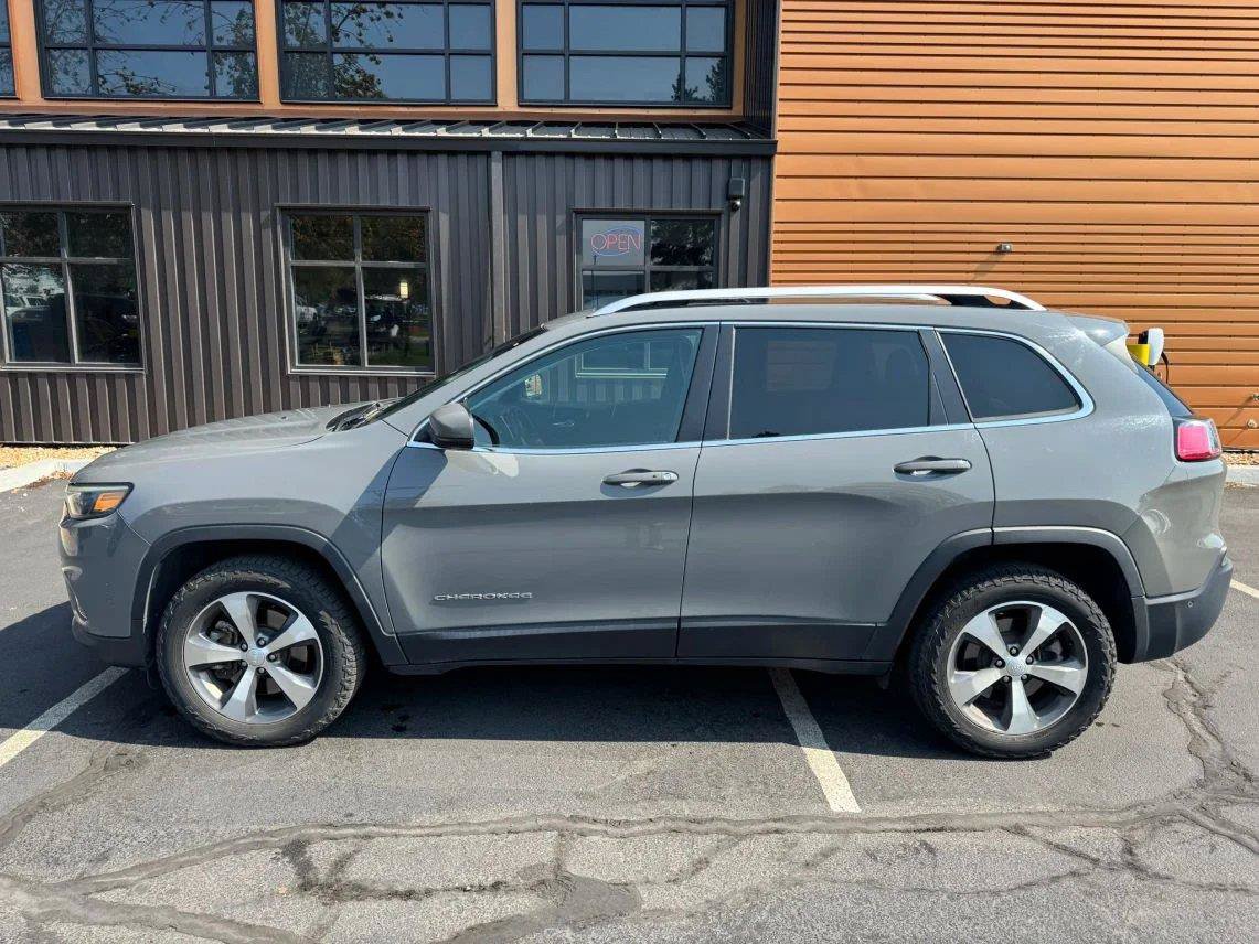 Used 2020 Jeep Cherokee Limited w/ Technology Group AWD/4WD image 2