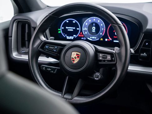 Used 2024 Porsche Cayenne S AWD/4WD image 11