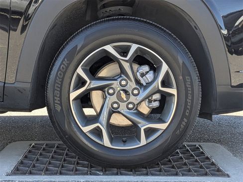 Certified 2025 Chevrolet Trax LT w/ Driver Confidence Package image 13