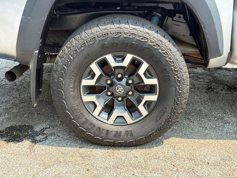 Used 2023 Toyota Tacoma TRD Off-Road w/ Technology Package AWD/4WD image 23