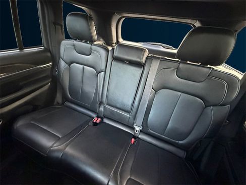 Used 2022 Jeep Grand Cherokee Overland w/ Luxury Tech Group IV image 16