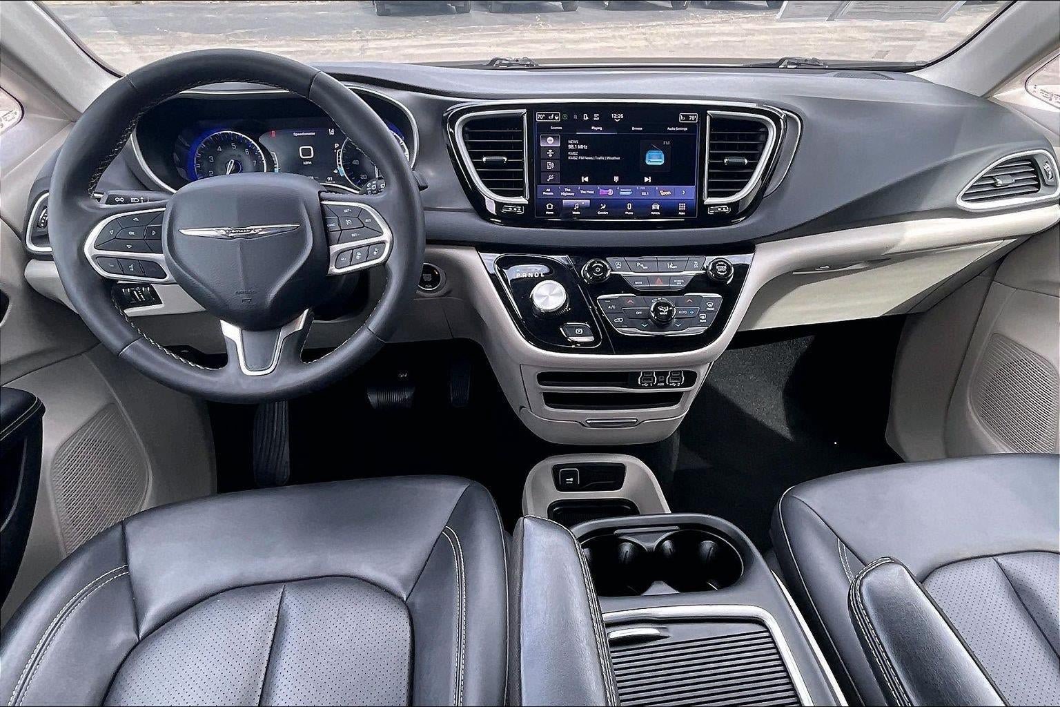 Used 2024 Chrysler Pacifica Touring-L FWD image 15