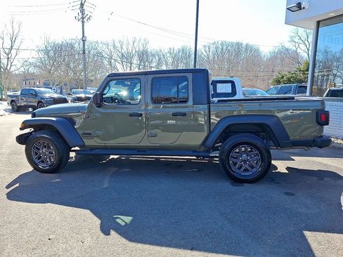 Used 2025 Jeep Gladiator Sport image 4