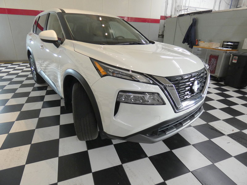 Used 2023 Nissan Rogue SV AWD/4WD image 2