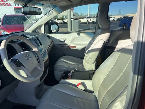 Used 2013 Toyota Sienna XLE image 2