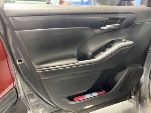 Used 2020 Toyota Highlander XLE AWD/4WD image 15