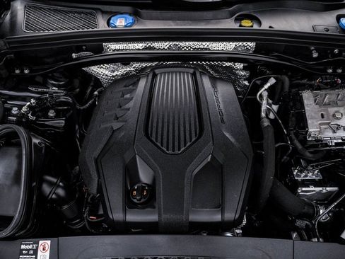 Certified 2025 Porsche Macan AWD/4WD image 26