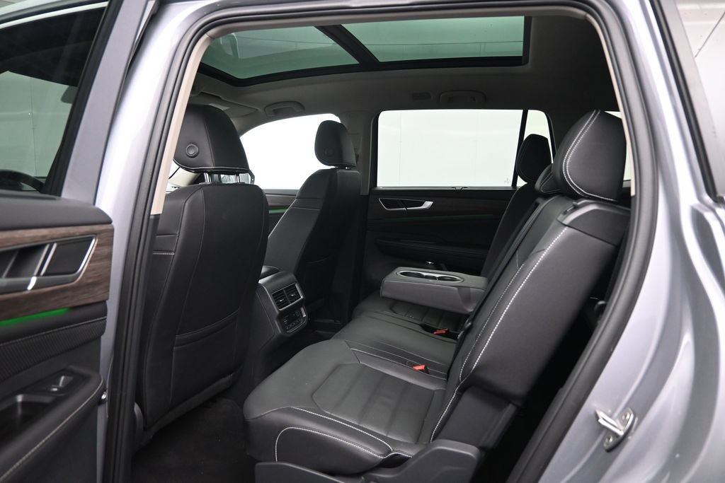 Used 2025 Volkswagen Atlas SEL AWD/4WD image 23