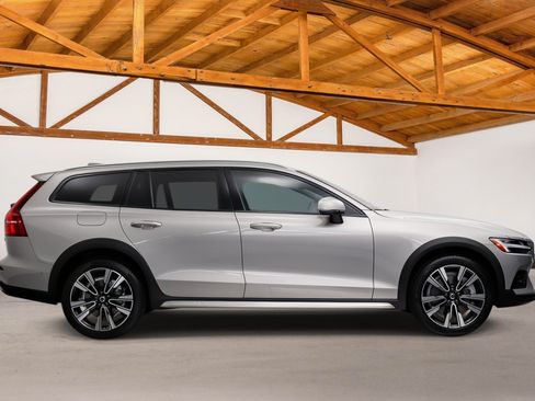 Used 2025 Volvo V60 B5 Cross Country Ultra w/ Protection Package Premier AWD/4WD image 6