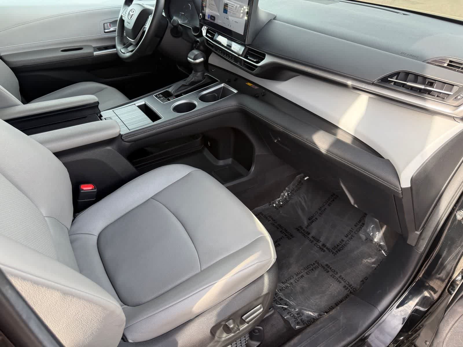 Used 2025 Toyota Sienna XLE FWD image 34