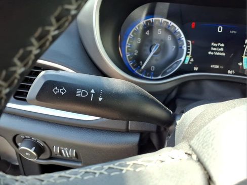Used 2025 Chrysler Pacifica Select FWD image 18