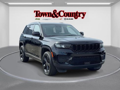 Certified 2025 Jeep Grand Cherokee Altitude image 1