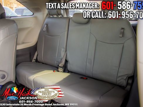 Used 2022 Toyota Sienna Limited image 11