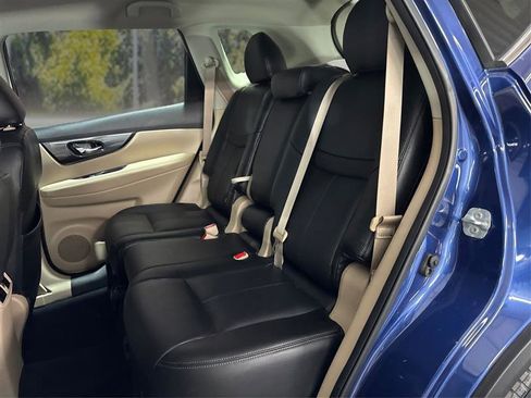 Used 2017 Nissan Rogue SV w/ SV Premium Package image 13