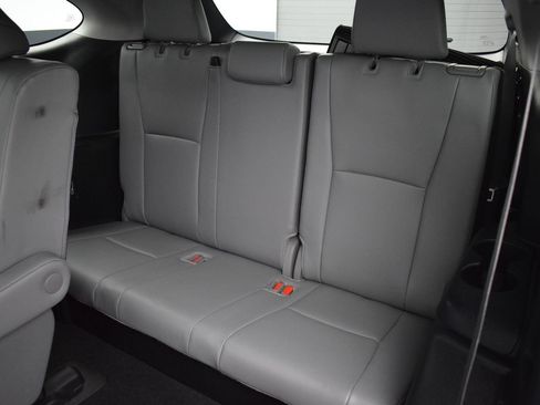 Used 2024 Toyota Highlander XLE AWD/4WD image 14