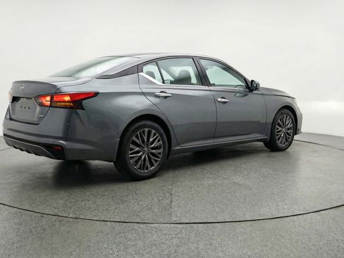Used 2025 Nissan Altima 2.5 SV FWD image 9