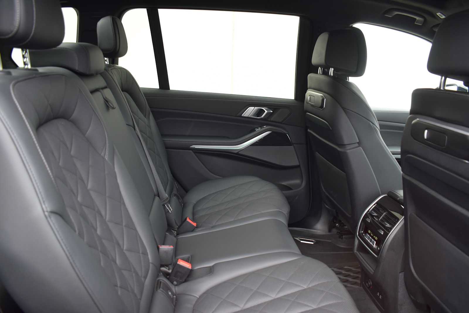 Used 2024 BMW X7 xDrive40i w/ M Sport Package AWD/4WD image 10
