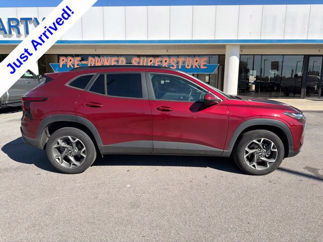Used 2025 Chevrolet Trax LT w/ Driver Confidence Package FWD image 2