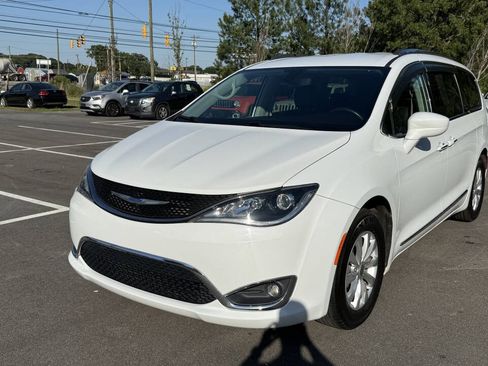 Used 2019 Chrysler Pacifica Touring-L FWD image 2