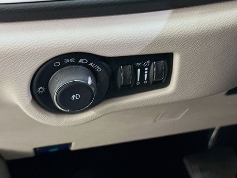 Used 2024 Chrysler Pacifica Touring-L image 17