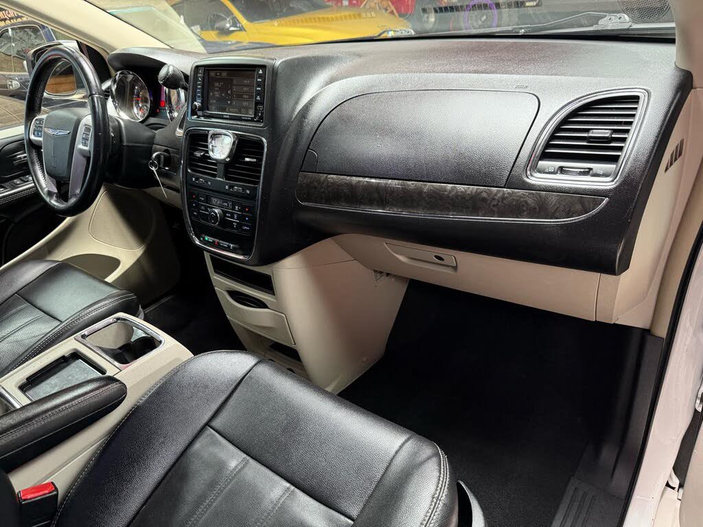 Used 2014 Chrysler Town & Country Touring FWD image 11