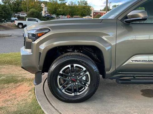 Used 2025 Toyota Tacoma TRD Sport AWD/4WD image 12