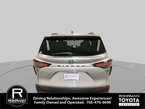 Used 2021 Toyota Sienna XLE AWD/4WD image 5