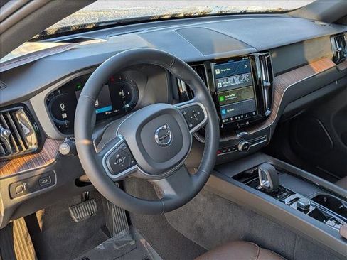 Used 2022 Volvo XC60 B5 Momentum w/ Advanced Package image 10