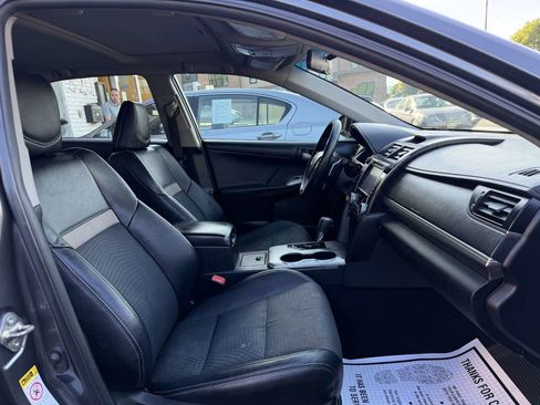 Used 2014 Toyota Camry SE w/ Moonroof Package FWD image 10