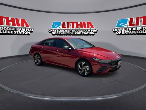 Used 2025 Hyundai Elantra SEL FWD image 2