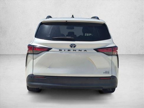 Used 2021 Toyota Sienna XLE FWD image 6