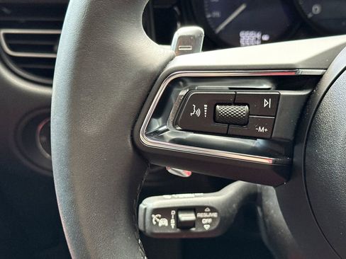 Used 2025 Porsche Macan image 30