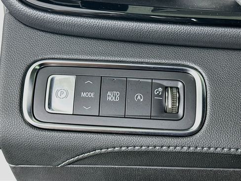 Used 2025 Buick Enclave Preferred FWD image 17