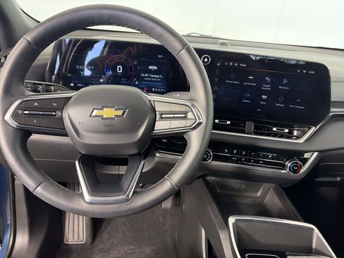 Used 2025 Chevrolet Equinox LT w/ Safety and Technology Package AWD/4WD image 3
