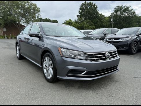 Used 2018 Volkswagen Passat 2.0T SE FWD image 1