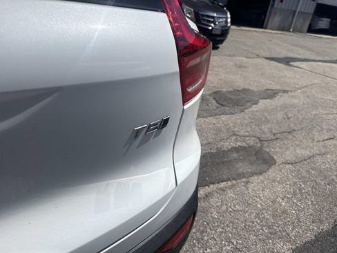 Used 2021 Volvo XC40 T5 R-Design w/ Advanced Package AWD/4WD image 8