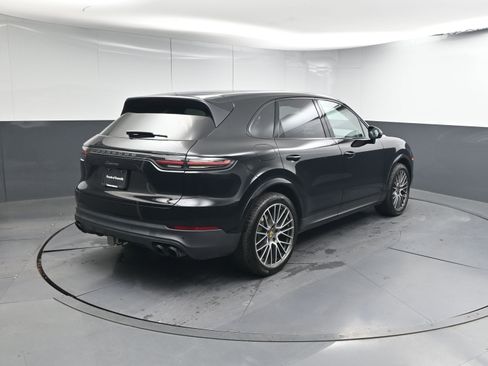 Certified 2022 Porsche Cayenne Platinum Edition image 25